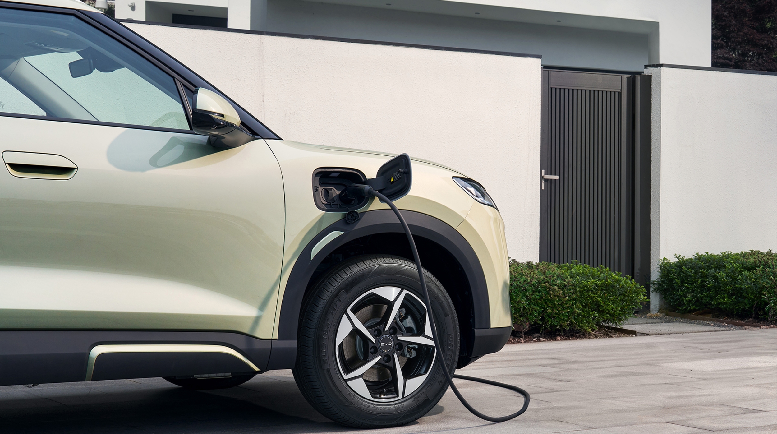 Vehicle-to-Load (V2L) инновациялық технологиясы YUAN UP-ты жылжымалы қуат көзіне айналдырады.